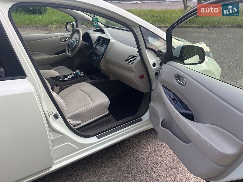 Хэтчбек Nissan Leaf 2012 в Южноукраинске