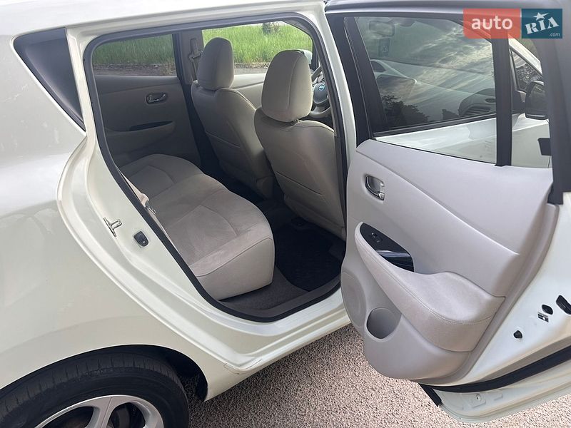 Хэтчбек Nissan Leaf 2012 в Южноукраинске