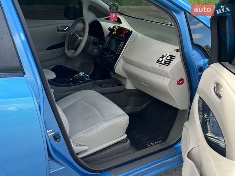 Хэтчбек Nissan Leaf 2012 в Бурштыне