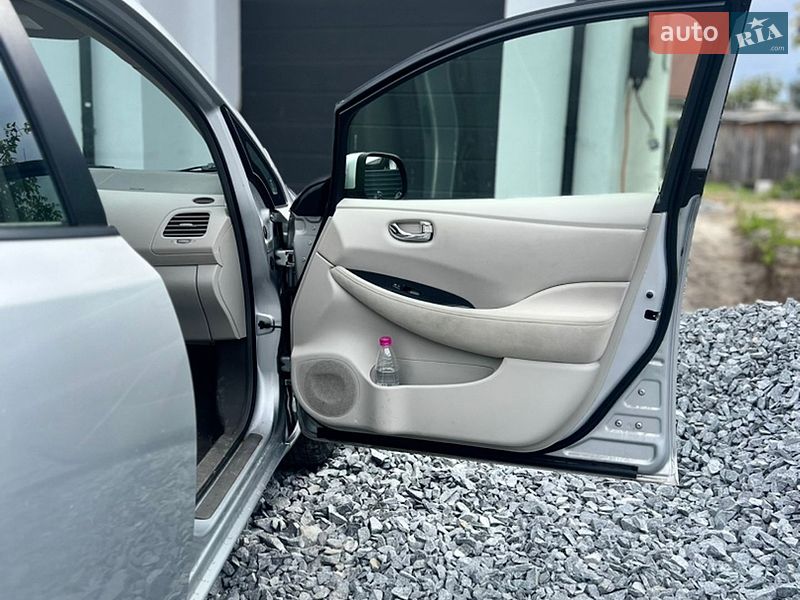 Хетчбек Nissan Leaf 2011 в Звягелі