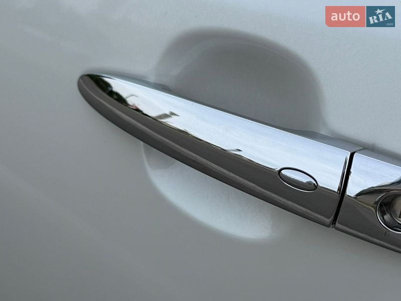 Хэтчбек Nissan Leaf 2013 в Львове