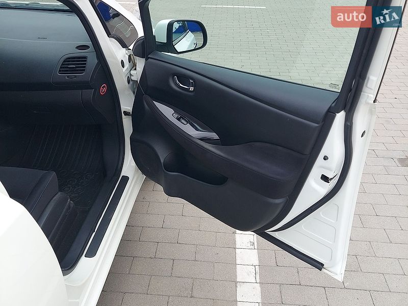 Хэтчбек Nissan Leaf 2015 в Калуше