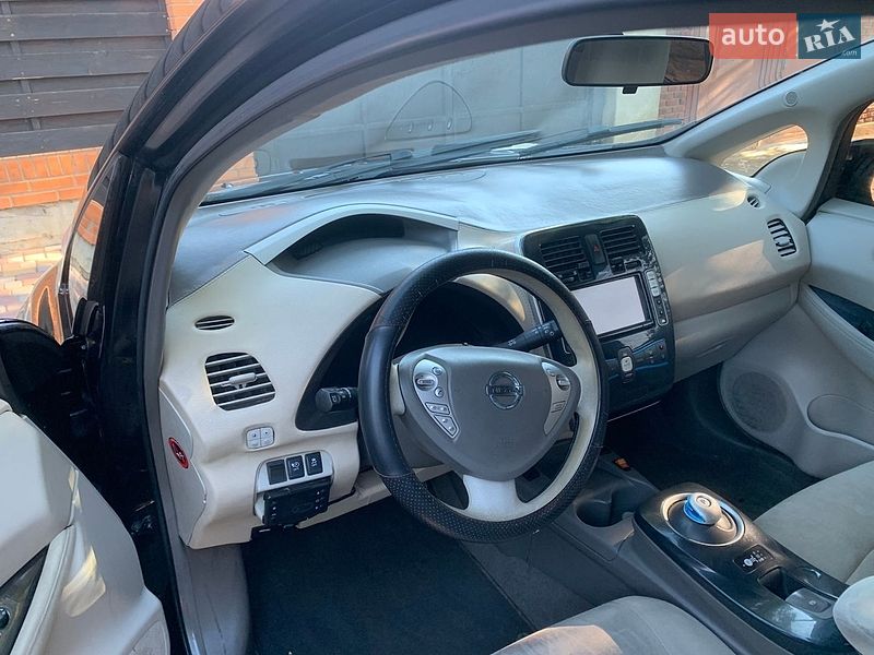 Хэтчбек Nissan Leaf 2011 в Николаеве