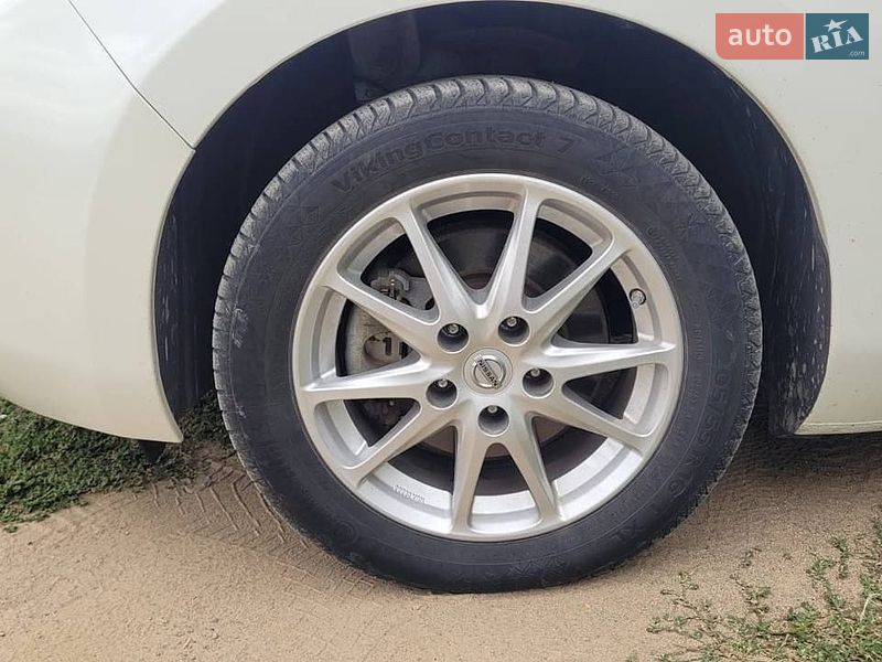 Хетчбек Nissan Leaf 2015 в Умані