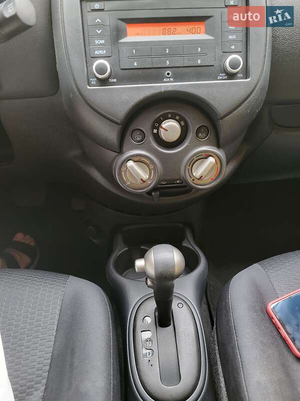 Хэтчбек Nissan March 2012 в Вишневом