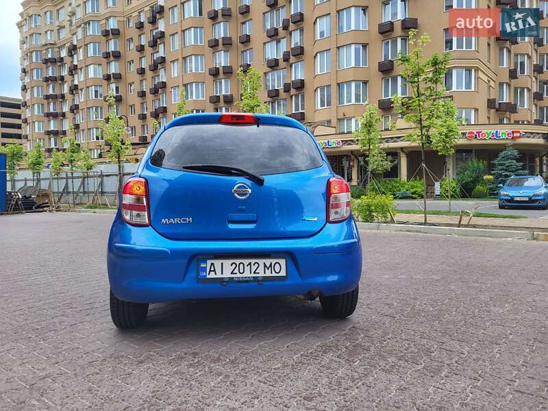 Хэтчбек Nissan March 2012 в Вишневом