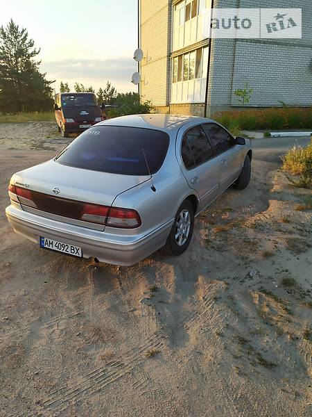 Седан Nissan Maxima 2000 в Коростені