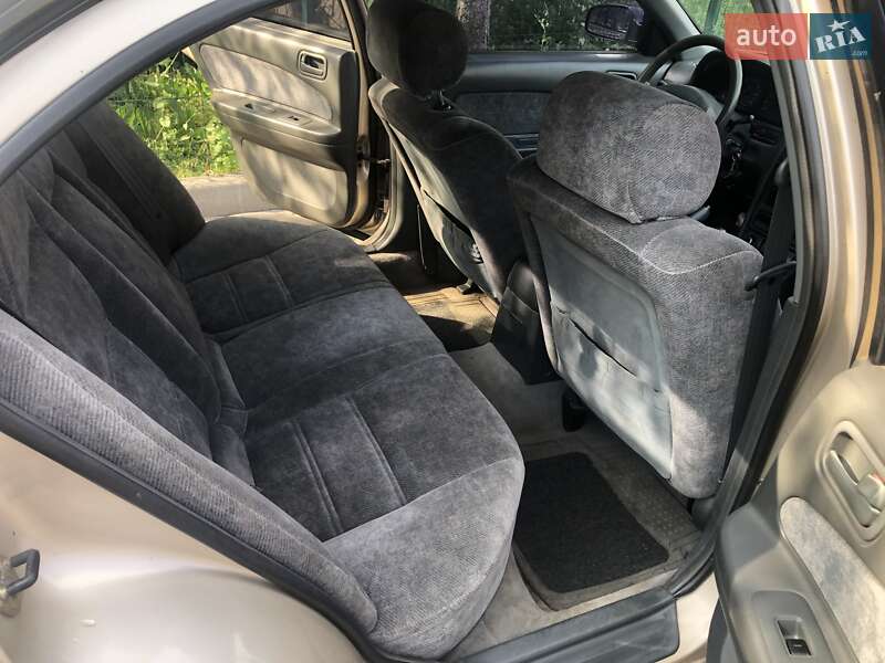 Седан Nissan Maxima 1998 в Кривом Роге