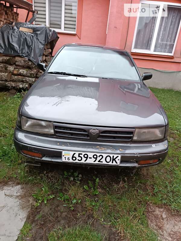 Седан Nissan Maxima 1991 в Рахове