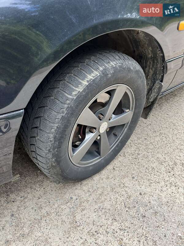 Седан Nissan Maxima 2000 в Сарнах