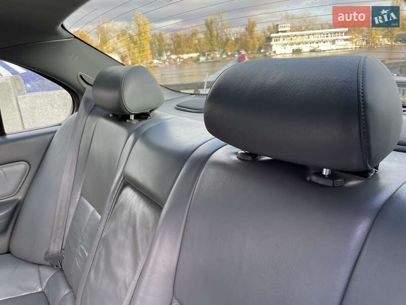 Седан Nissan Maxima 1998 в Днепре