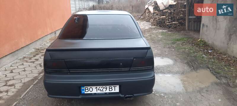 Седан Nissan Maxima 1993 в Чорткові