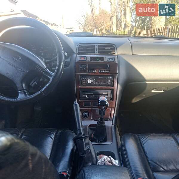 Седан Nissan Maxima 2000 в Немирові