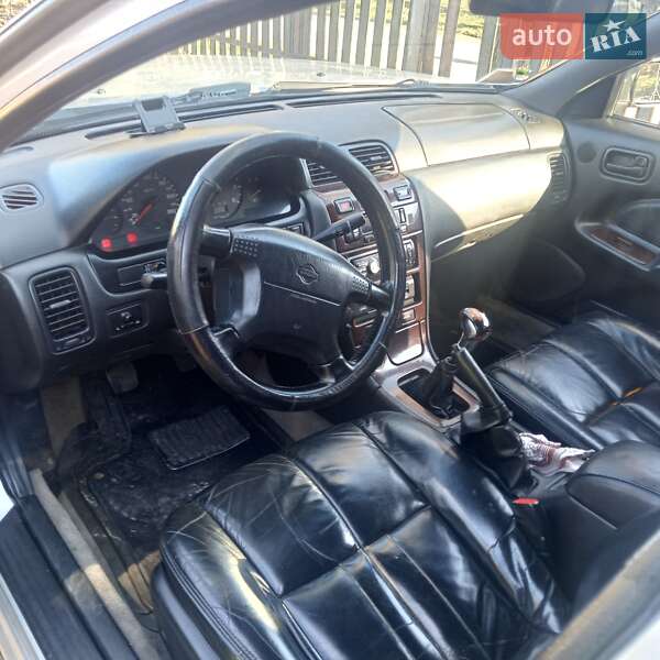 Седан Nissan Maxima 2000 в Немирові