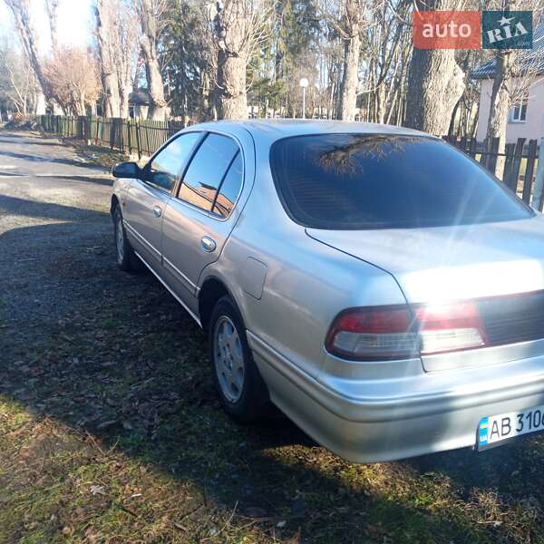 Седан Nissan Maxima 2000 в Немирові