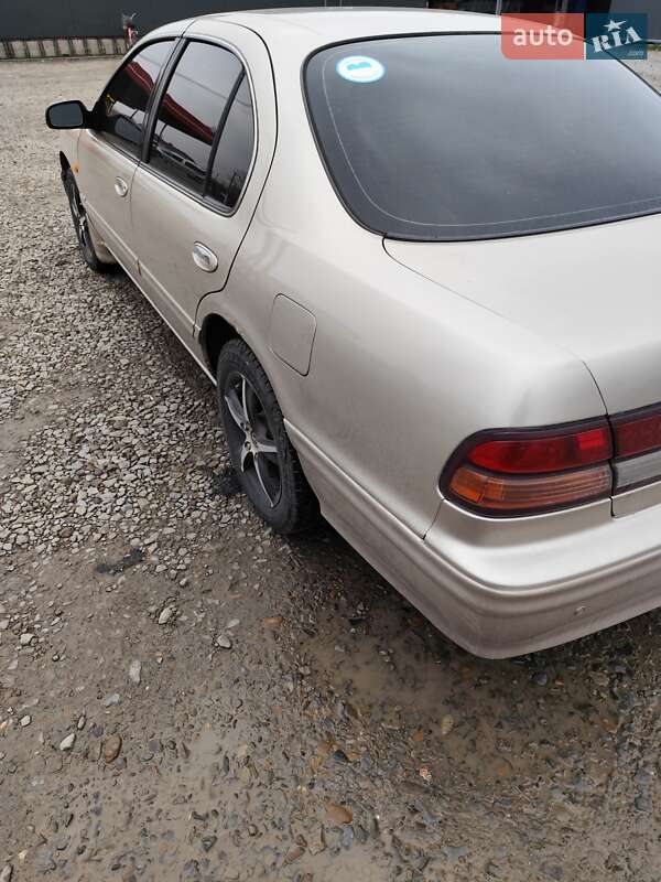 Седан Nissan Maxima 1996 в Черновцах