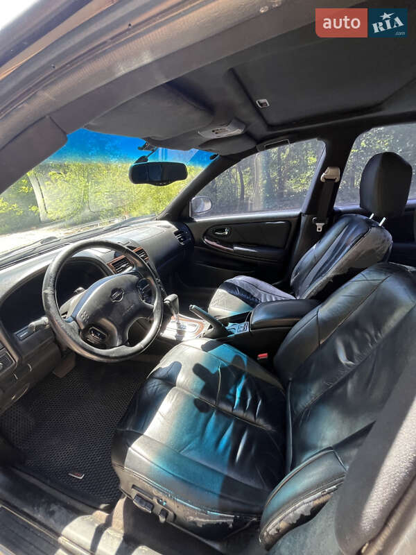 Седан Nissan Maxima 2002 в Южноукраинске