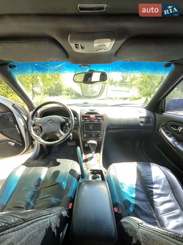 Седан Nissan Maxima 2002 в Южноукраинске