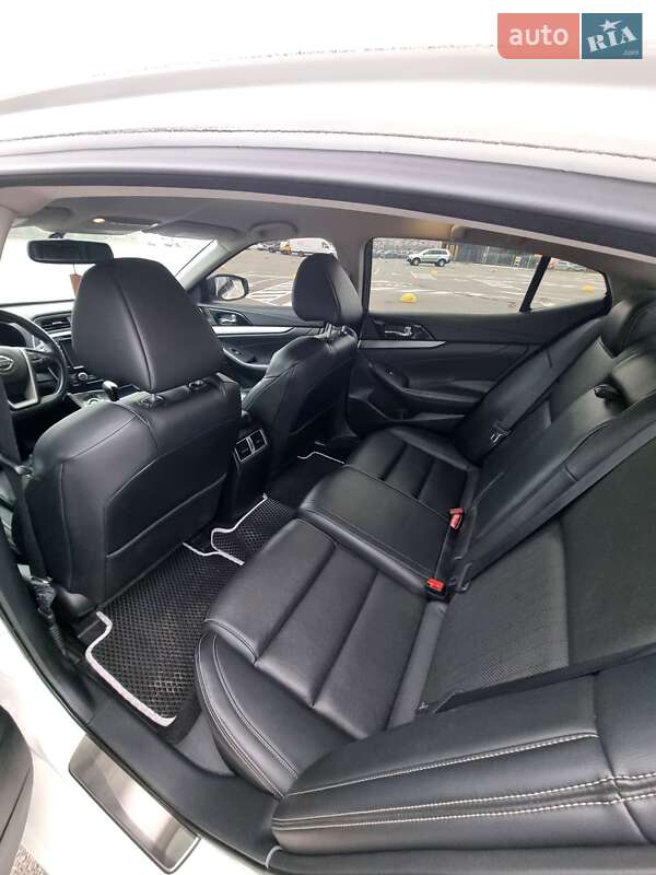 Седан Nissan Maxima 2016 в Киеве