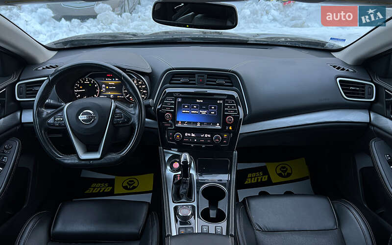 Седан Nissan Maxima 2017 в Львове