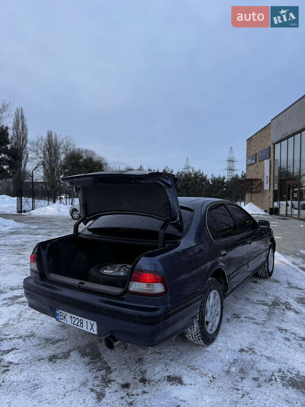 Седан Nissan Maxima 1999 в Луцьку