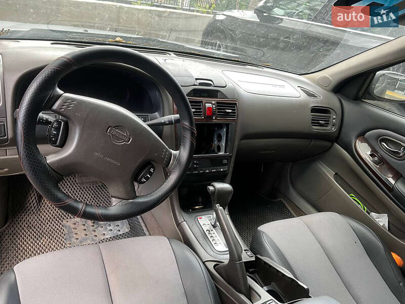Седан Nissan Maxima 2002 в Києві