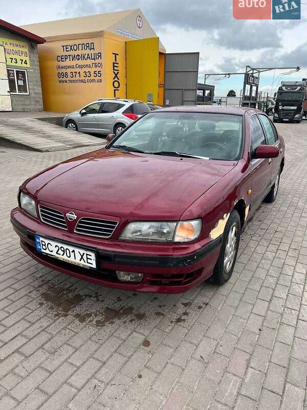 Седан Nissan Maxima 1996 в Новояворовске