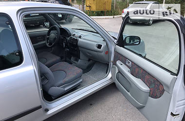 Хэтчбек Nissan Micra 2000 в 