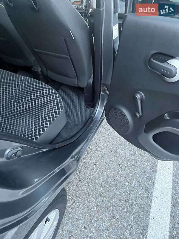 Хетчбек Nissan Micra 2006 в Чернівцях