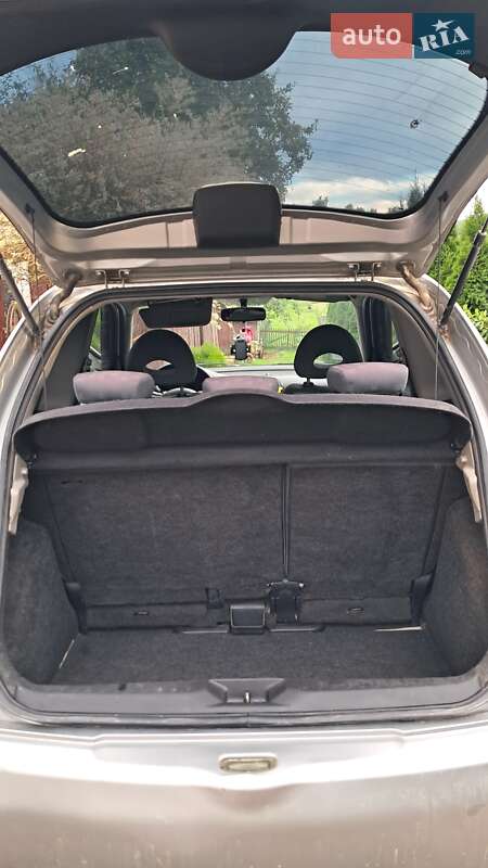 Хэтчбек Nissan Micra 2004 в Самборе