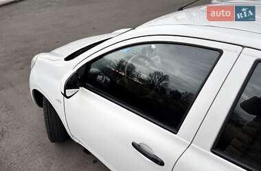 Хетчбек Nissan Micra 2013 в 