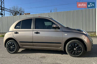 Хэтчбек Nissan Micra 2010 в 