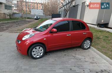 Хэтчбек Nissan Micra 2010 в 