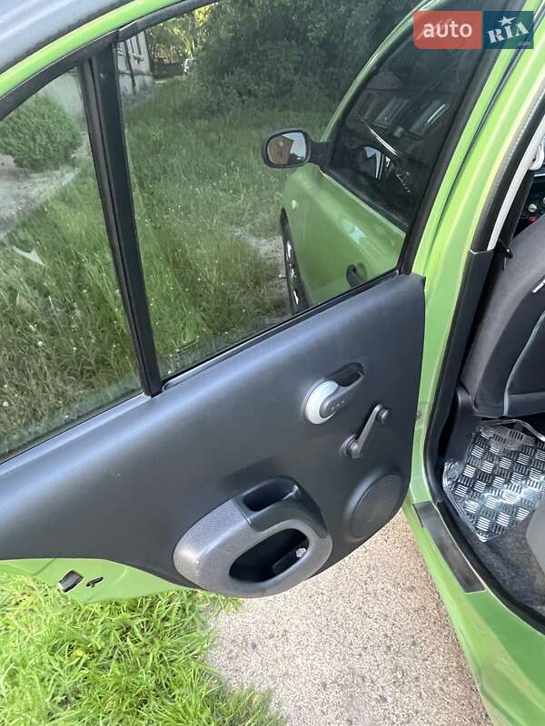 Хетчбек Nissan Micra 2004 в Новомиргороді