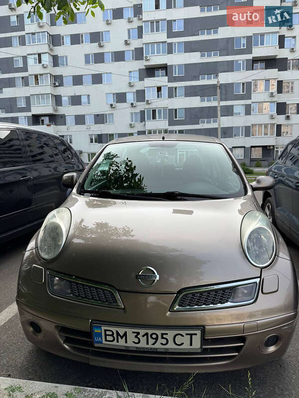 Хэтчбек Nissan Micra 2010 в 