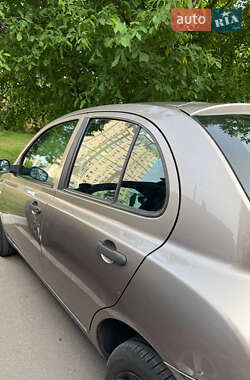 Хэтчбек Nissan Micra 2010 в 