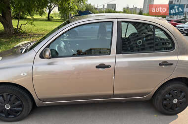 Хэтчбек Nissan Micra 2010 в 