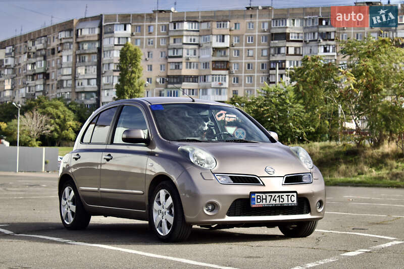 Хэтчбек Nissan Micra 2010 в 