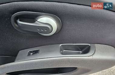 Хэтчбек Nissan Micra 2005 в  фото 25 Хэтчбек Nissan Micra 2005 в