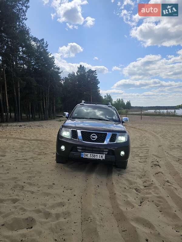 Пикап Nissan Navara 2012 в Сарнах