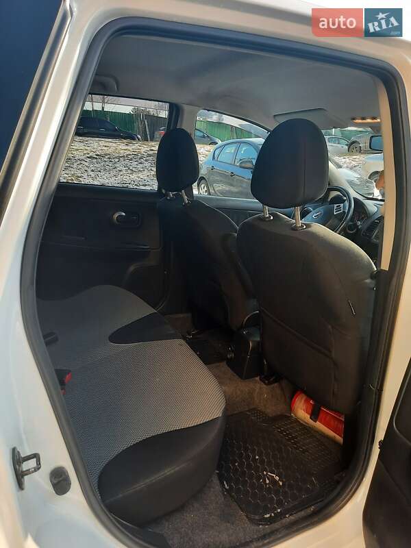 Хетчбек Nissan Note 2010 в Сарнах