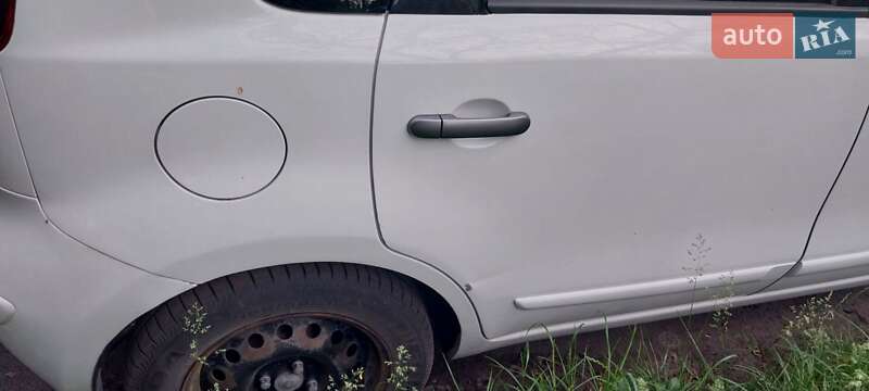 Хетчбек Nissan Note 2010 в Сарнах