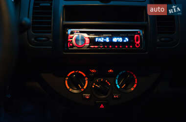 Хэтчбек Nissan Note 2012 в 