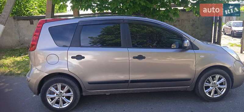 Хэтчбек Nissan Note 2006 в 