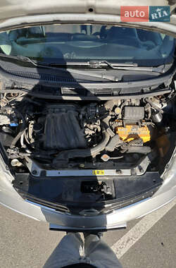Хэтчбек Nissan Note 2010 в 