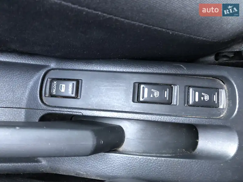 Хэтчбек Nissan Note 2010 в 