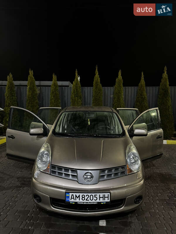 Хэтчбек Nissan Note 2008 в Коростене