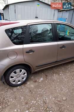 Хэтчбек Nissan Note 2013 в 