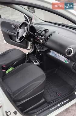Хэтчбек Nissan Note 2011 в 