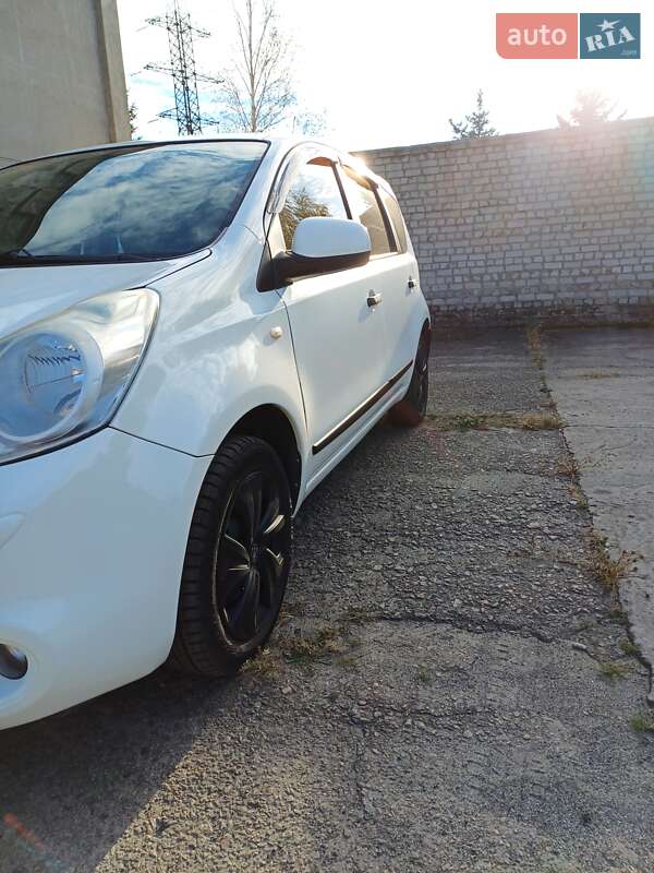 Хэтчбек Nissan Note 2012 в 